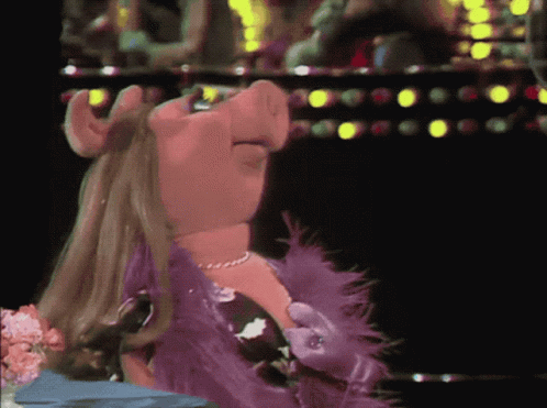 gorgeous-miss-piggy-looking-around-z019tup6w9zur1a6